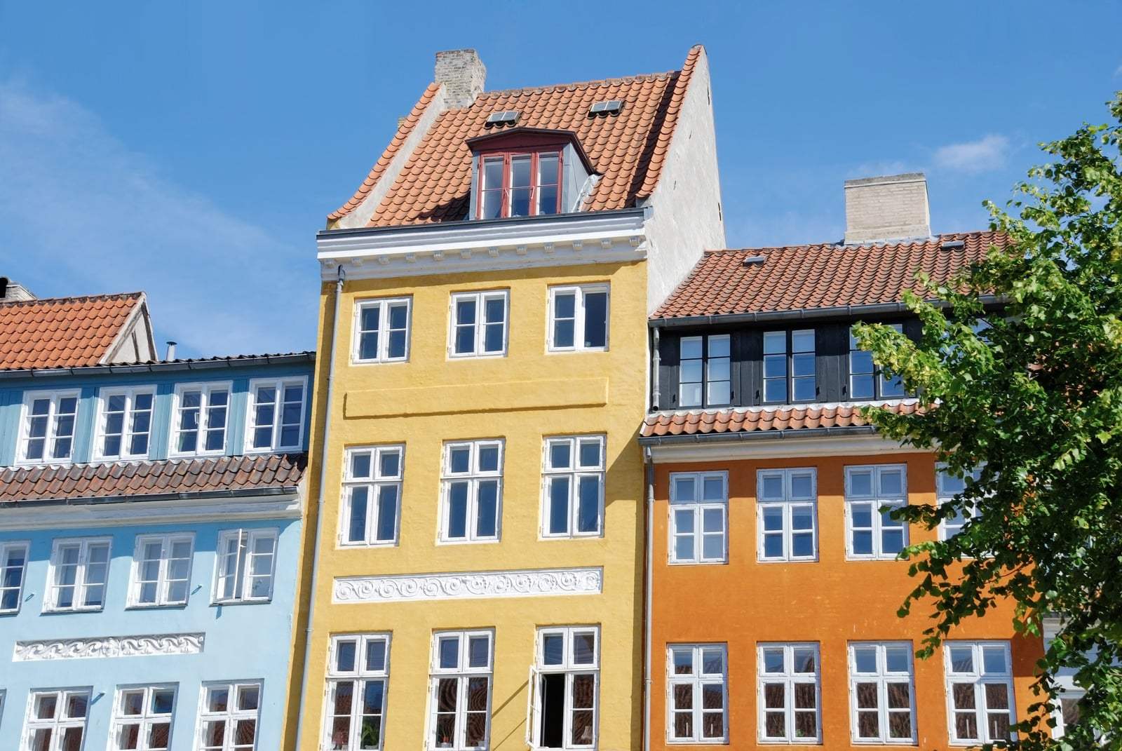 Gule og blå byhuse med tegltage